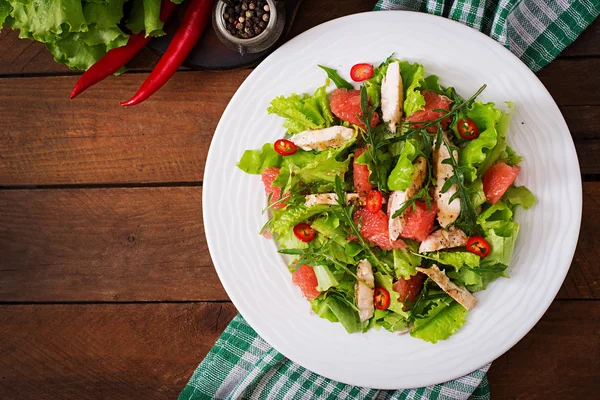 Ensalada de pollo fresco, pomelo, lechuga — Foto de Stock