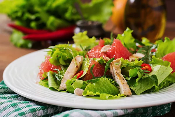 Fresh chicken salad, grapefruit, lettuce — Stock Photo, Image