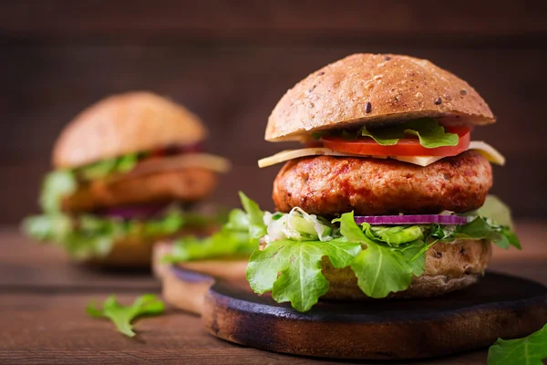 Los bocadillos grandes - las hamburguesas —  Fotos de Stock