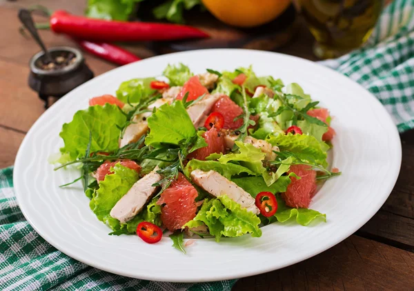 Salada de frango fresca, toranja, alface — Fotografia de Stock
