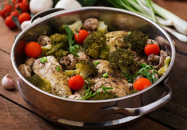 Filete de pollo con verduras al vapor — Foto de Stock