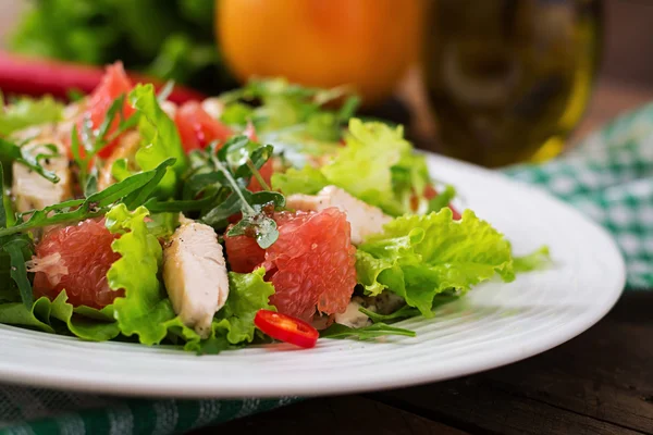 Ensalada de pollo fresco, pomelo, lechuga —  Fotos de Stock