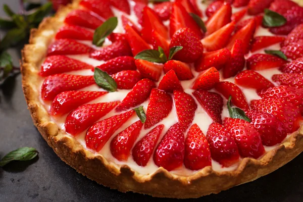 Tarte aux fraises et crème fouettée — Photo