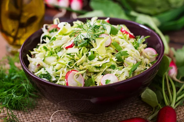 Витаминный салат из молодых овощей — стоковое фото
