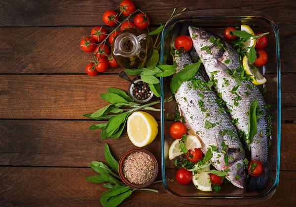 Dos doradas al horno en bandeja para hornear — Foto de Stock