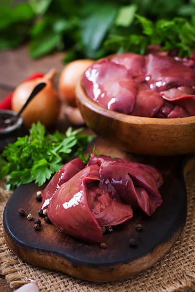 Yemek pişirmek için çiğ tavuk karaciğer 