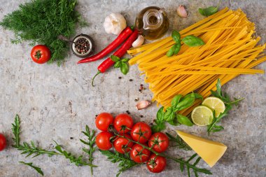 Makarna Tagliatelle ve yemek pişirmek için malzemeler