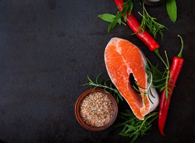 Çiğ biftek somon ve sebzeler