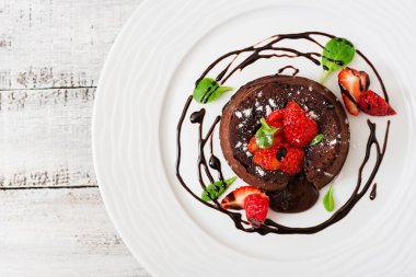 Çilek ile çikolatalı kek