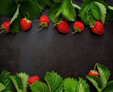 Olgun çilek ve yaprakları