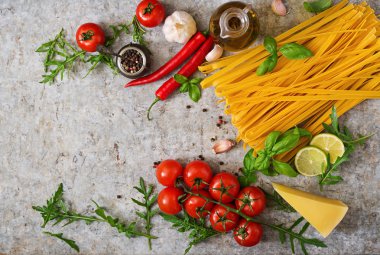 Makarna Tagliatelle ve yemek pişirmek için malzemeler