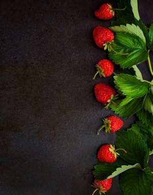 Olgun çilek ve yaprakları