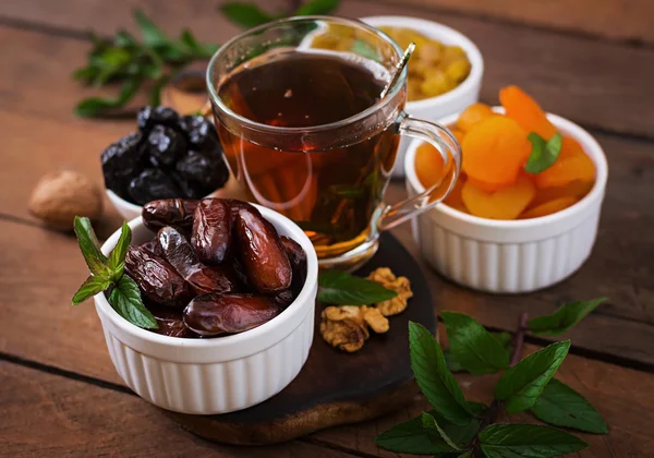 Frutos secos e chá árabe tradicional — Fotografia de Stock