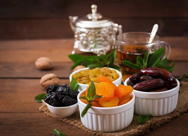 Dried fruits and traditional Arabic tea — Stock Photo, Image