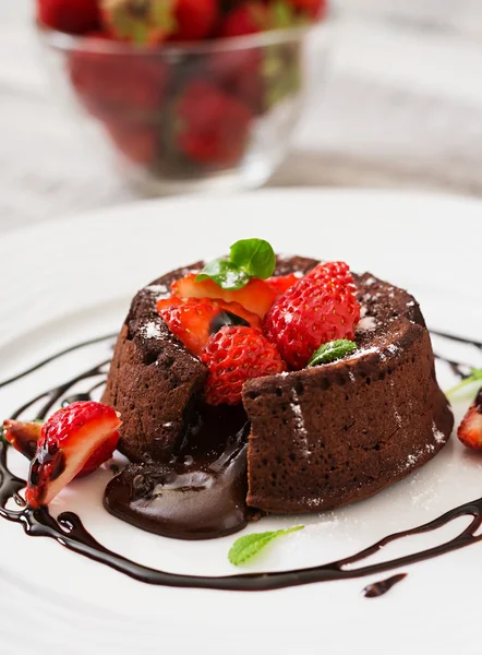 Bolo de chocolate com morangos — Fotografia de Stock