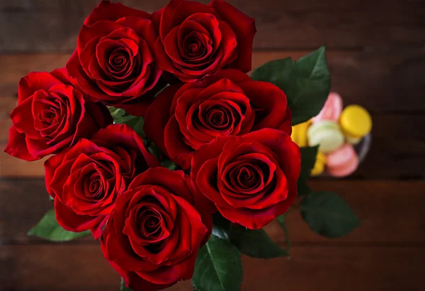 Ramo de hermosas rosas rojas — Foto de Stock