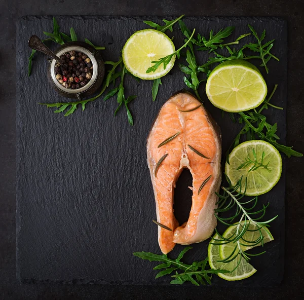 Приготовленный на стейке из парового лосося — стоковое фото