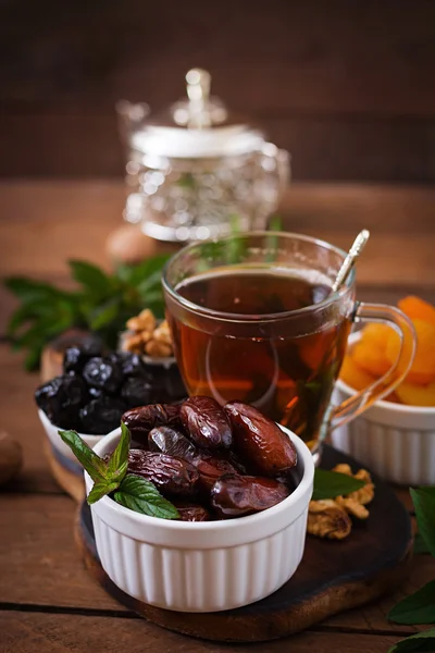 Dried fruits and traditional Arabic tea — Stock Photo, Image