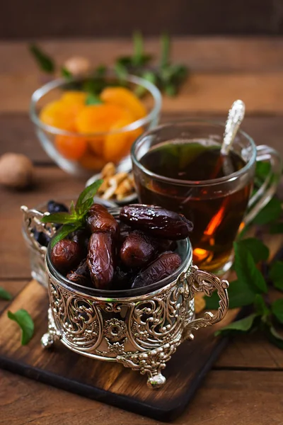 말린 과일과 전통 아랍어 차 — 스톡 사진