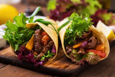 Sığır eti ve ızgara sebzeler için Meksika salata