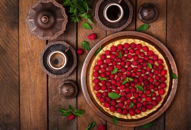 Ahududu ve krem şanti ile tart