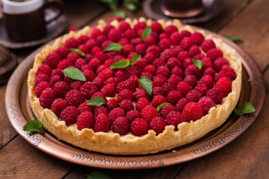 Ahududu ve krem şanti ile tart