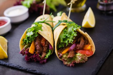 Sığır eti ve ızgara sebzeler için Meksika salata