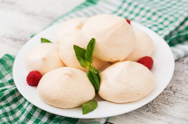 Meringues Ahududu ve nane yaprakları ile