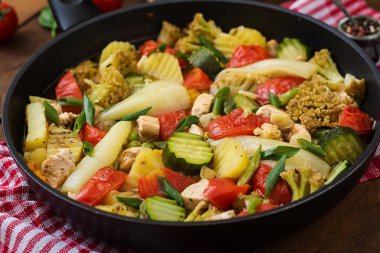  Buharda pişmiş sebze ile tavuk fileto