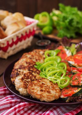 domates ve sulu tavuk kızarmış kabak