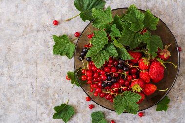 Tabak taze çilek ile