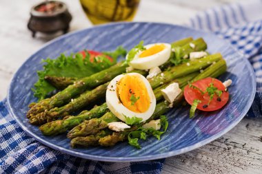 Kavrulmuş kuşkonmaz sıcak salata