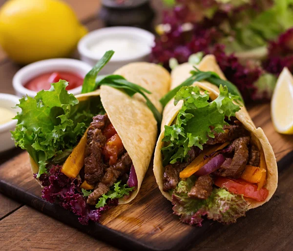 Fajitas mexicanas para carne bovina e legumes grelhados — Fotografia de Stock