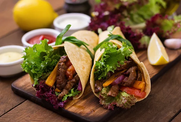 Sığır eti ve ızgara sebzeler için Meksika salata — Stok fotoğraf