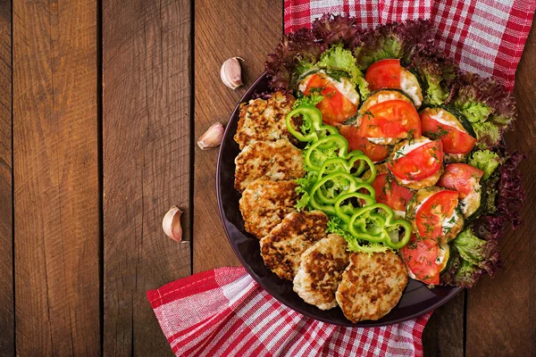 Calabacín frito con tomates y pollo suculento —  Fotos de Stock