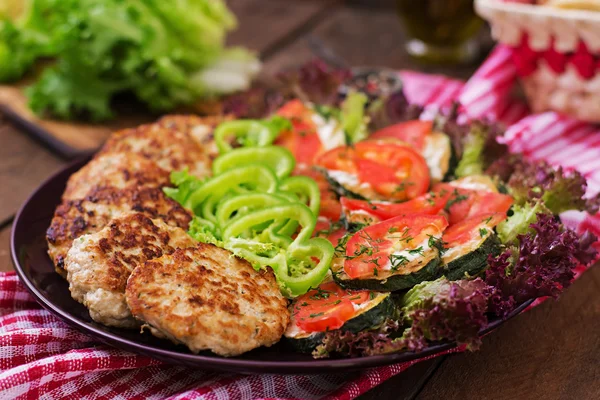 Abobrinha frita com tomate e frango suculento — Fotografia de Stock