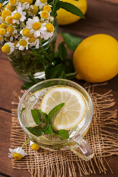 Kamomillte med citron och mynta — Stockfoto