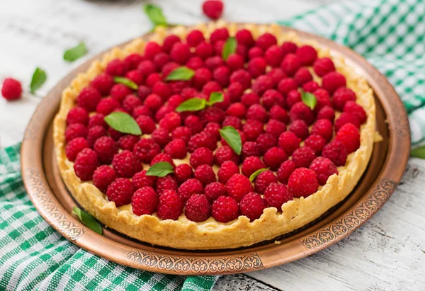 Tart com framboesas e chantilly — Fotografia de Stock