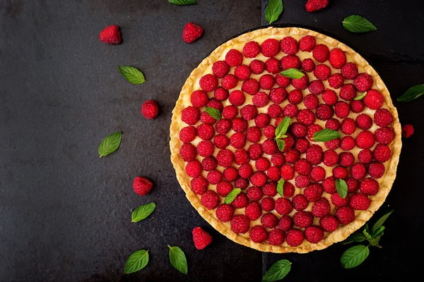 Tart with raspberries and whipped cream