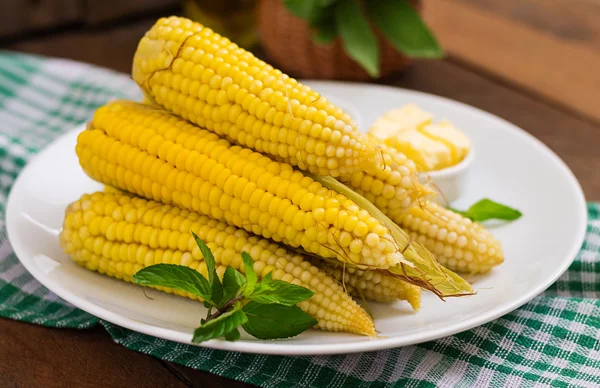 Granturco bollito con sale e burro — Foto Stock