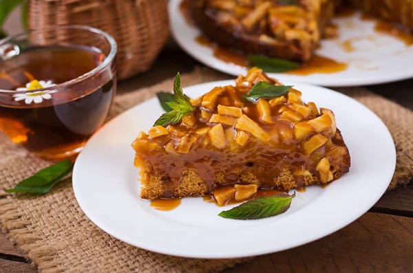 Torta de maçã com molho de caramelo — Fotografia de Stock