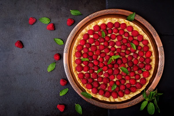 Tart with raspberries and whipped cream
