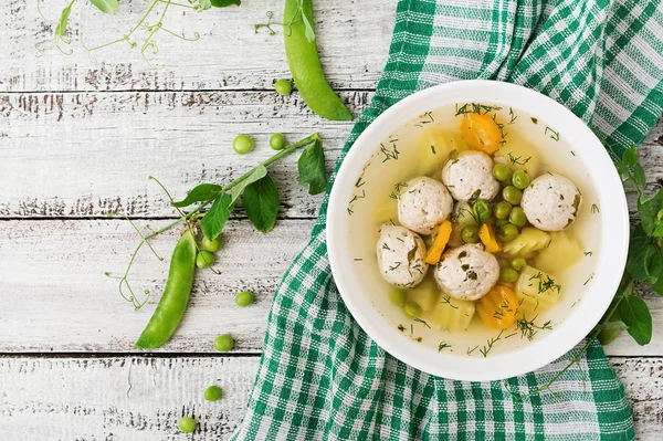 Диетический суп с фрикадельками — стоковое фото