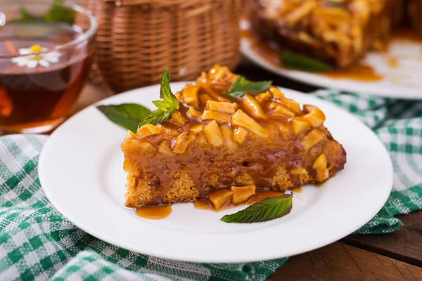 Torta di mele con salsa al caramello — Foto Stock