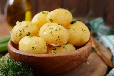 haşlanmış patates dereotu ve tereyağı ile