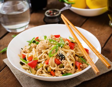 Et ve sebze ile Udon erişte