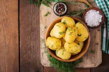 haşlanmış patates dereotu ve tereyağı ile