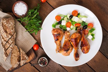 Tavuk sopaları ve Yunan salatası