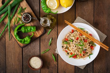 Et ve sebze ile Udon erişte