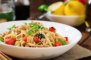 Et ve sebze ile Udon erişte